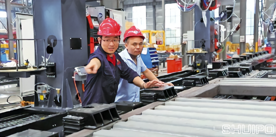 工程師在進(jìn)行生產(chǎn)線的自動(dòng)化調(diào)試 工程師在進(jìn)行生產(chǎn)線的自動(dòng)化調(diào)試